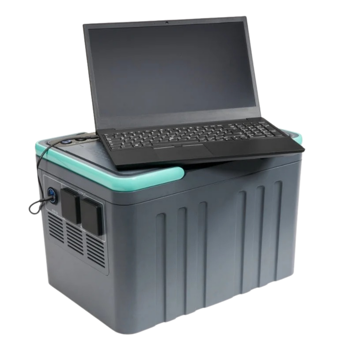 AES Stromkiste mit Laptop der geladen wird