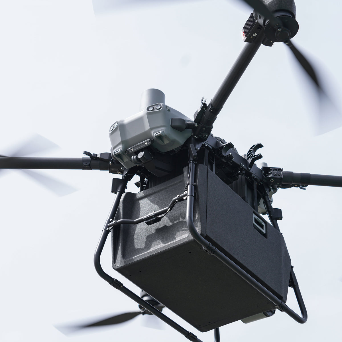 DJI FlyCart 30 Schwerlastdrohne im Flug