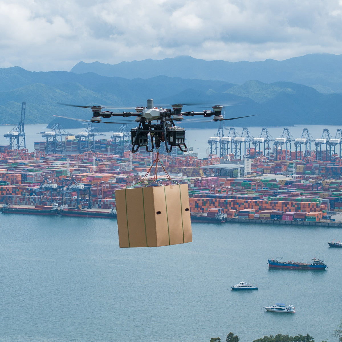 DJI FlyCart 100 beim Lastentransport im Hafenbereich