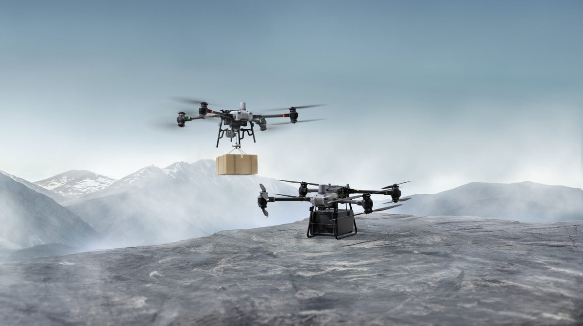 Zwei DJI FlyCart 30 Transportdrohnen im Flug