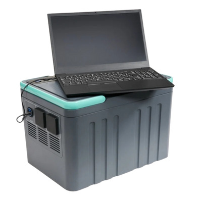 AES Stromkiste mit Laptop der geladen wird