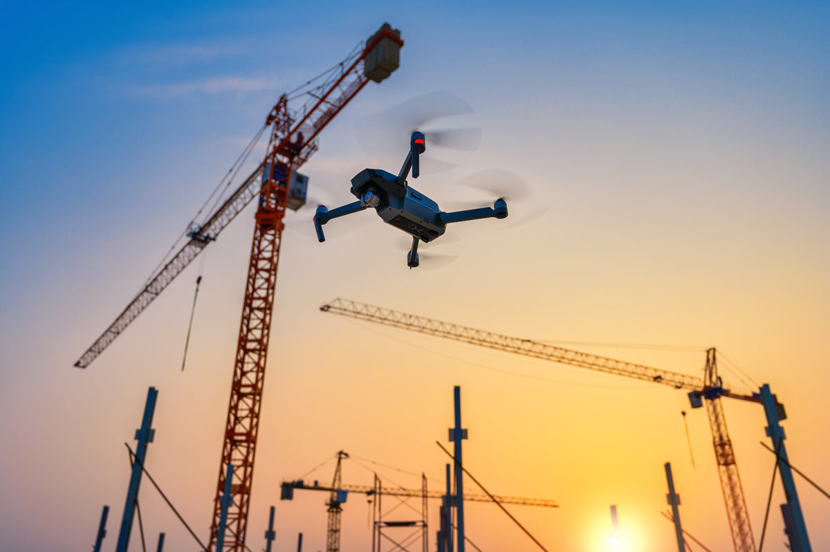 Drohne im Flug über einem Industriegelände