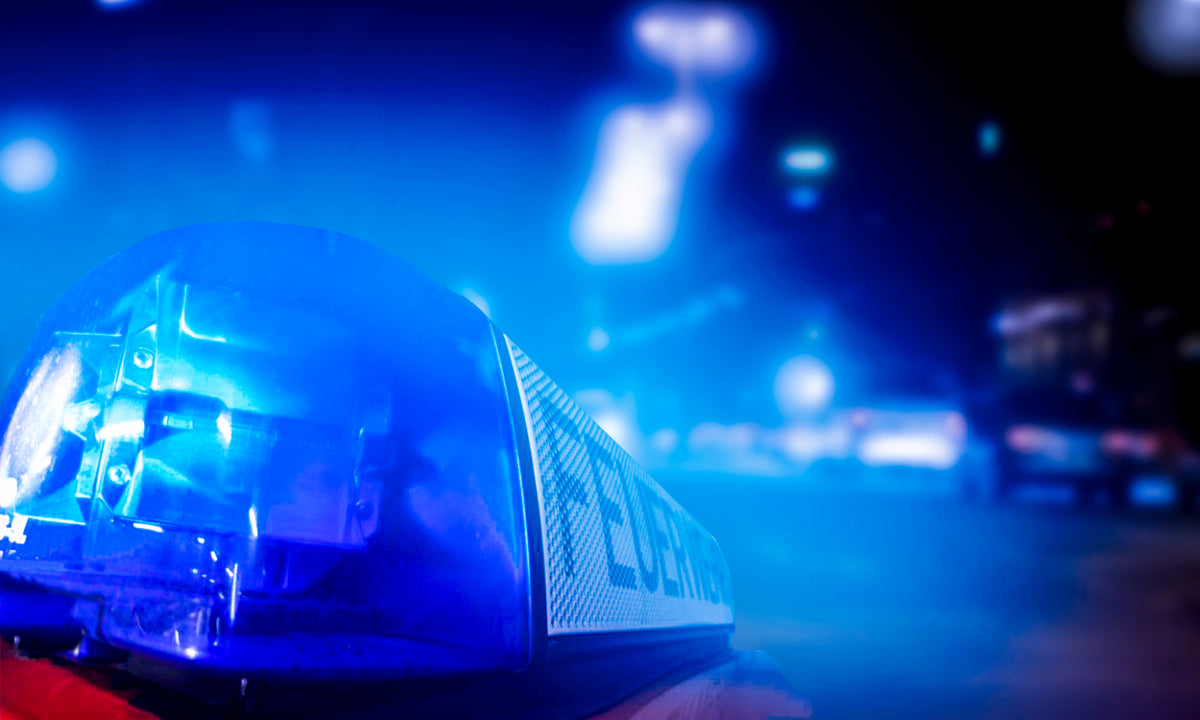 Feuerwehrfahrzeug mit blauem Einsatzlicht im Notfalleinsatz