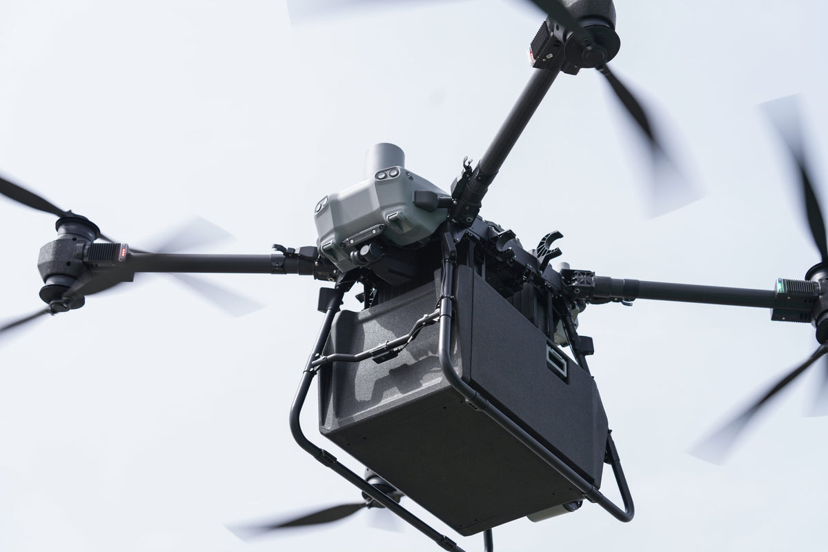 DJI FlyCart 30 während einer Liefermission in der Luft