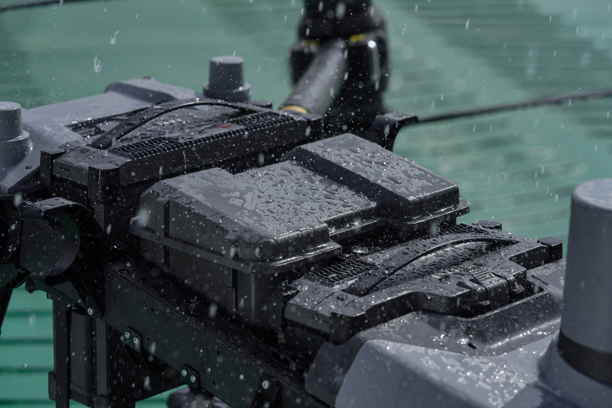 DJI FlyCart 30 Transportdrohne bei Regen in Nahaufnahme