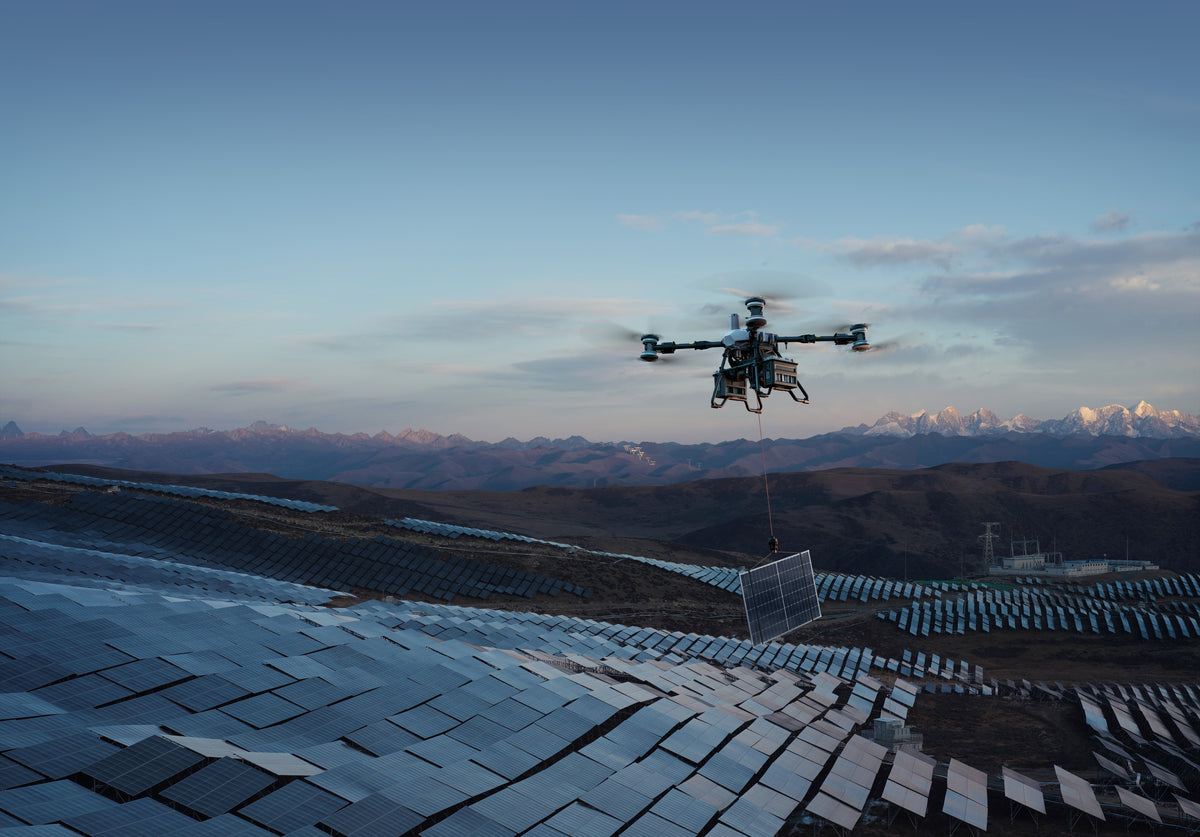 DJI FlyCart 100 beim Lufttransport eines Solarmoduls