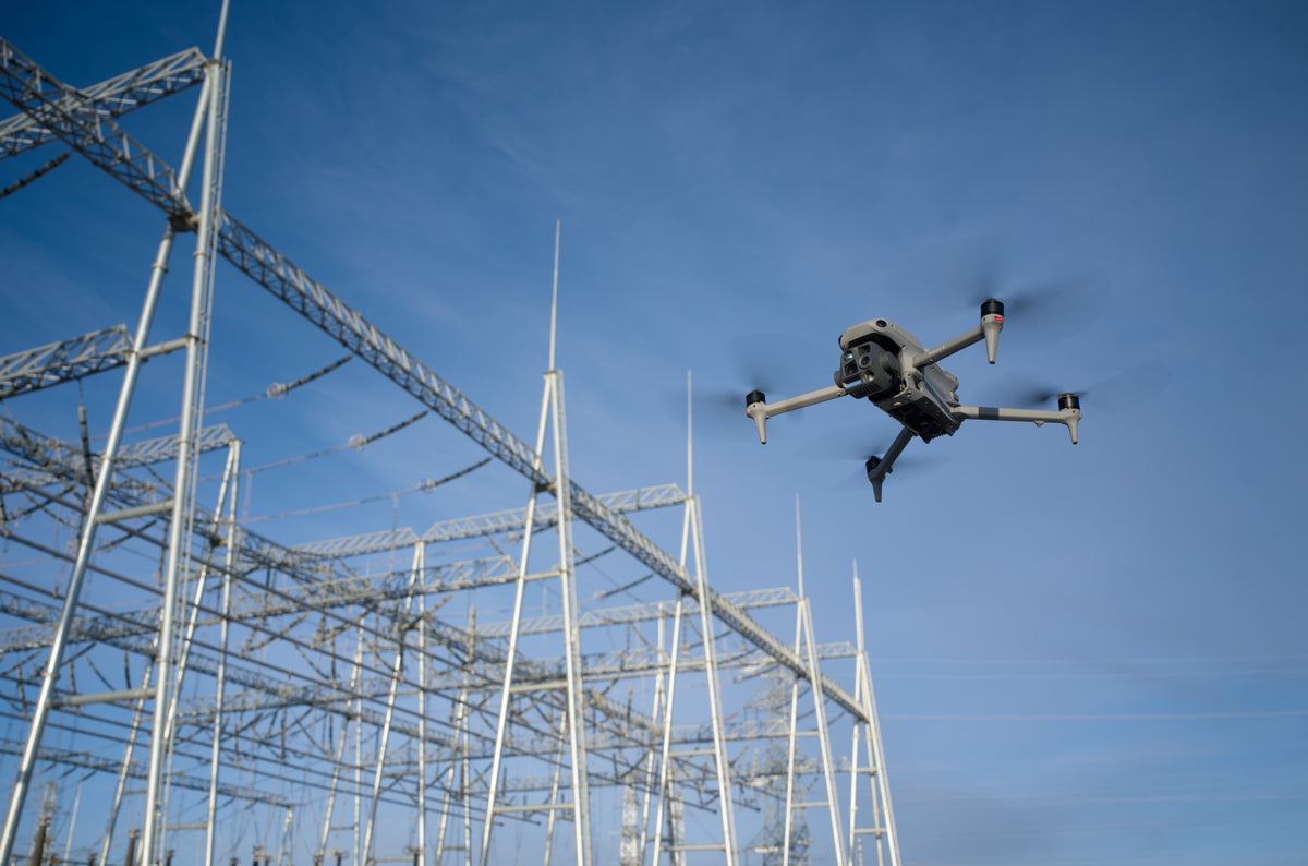 DJI Matrice 4T über Energieinfrastruktur im Einsatz
