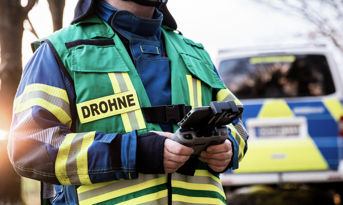 BOS-Mitarbeiter steuert eine Drohne im Einsatz