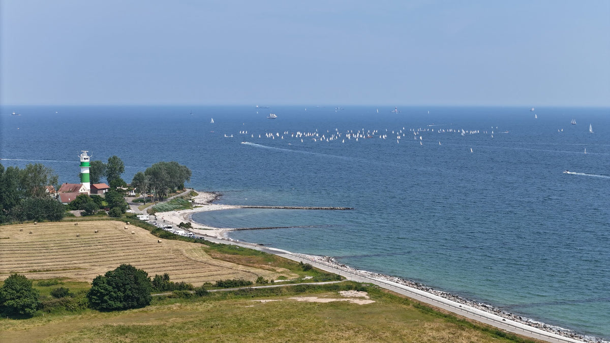 Luftaufnahme einer Küste mit Meer und Land