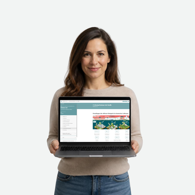 Angehende Drohnenpilotin hält Laptop in die Kamera mit Online-Kurs: Drohnen 1x1