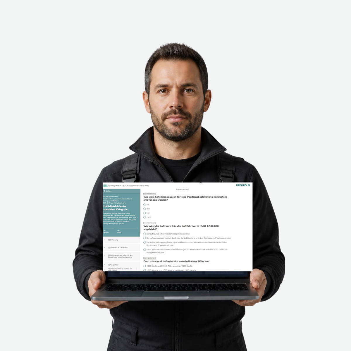Drohnenpilot mit UAS-Betrieb in der speziellen Kategorie hält Laptop mit E-Learning in die Kamera
