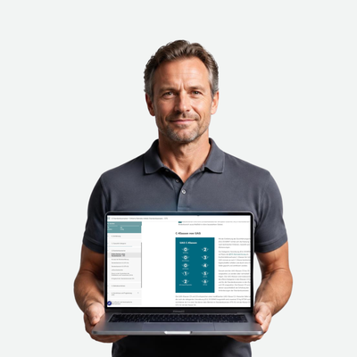 STS-Drohnenpilot hält Laptop mit STS-E-Learning in die Kamera