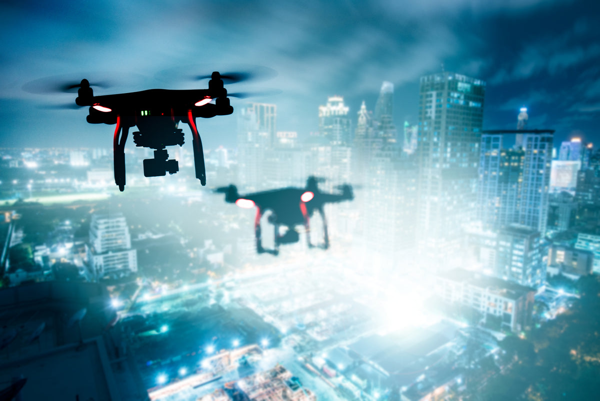 Industrie-Drohne fliegt über Produktionsanlagen und Infrastruktur